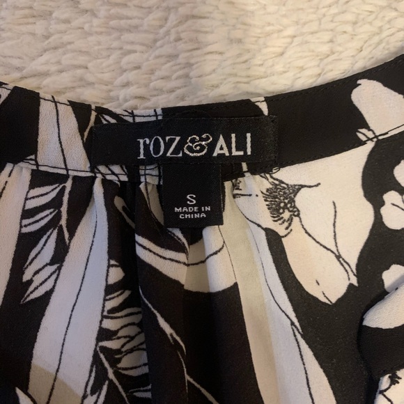 Black and white floral top - Picture 2 of 3